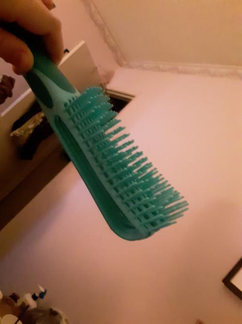 Customer photo submitted with Susanna Iris Astarte review of the Wonderbrush