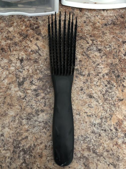 Customer photo submitted with Janices Brown review of the Wonderbrush
